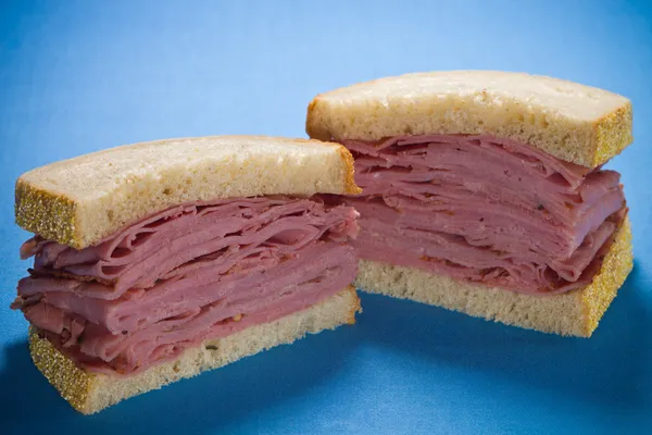Gesneden gerookt vlees rundvlees sandwich — Stockfoto