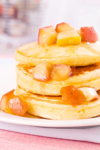 Pancake with apple and maple syrup — Stock Photo, Image