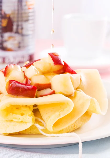 Apfel und Pfannkuchen — Stockfoto
