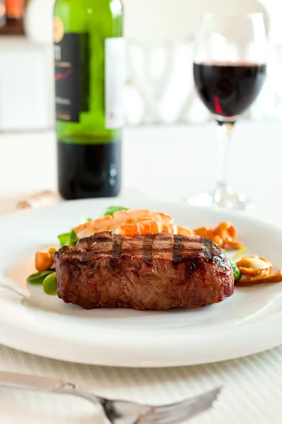 Surf and turf with wine — Stock Photo, Image