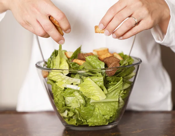 Caesar salada mulher é mão — Fotografia de Stock