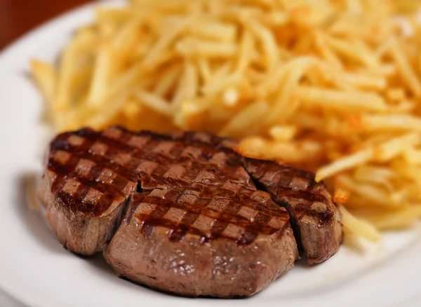 Bife e batata frita — Fotografia de Stock
