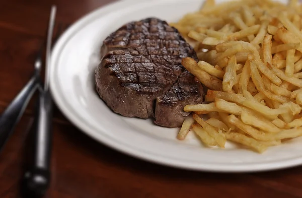 Izgara biftek frite — Stok fotoğraf