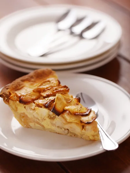 Яблочный пирог на белой тарелке — стоковое фото