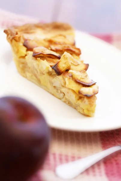 Jablečný koláč na talíři — Stock fotografie