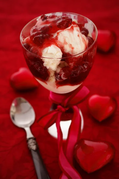 圣代情人节与草莓和炉缸 — 图库照片
