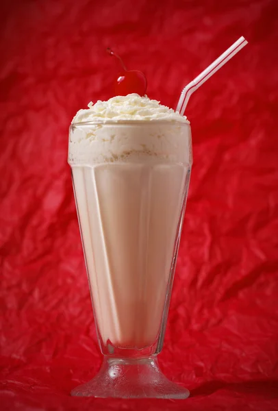Ванильный молочный коктейль со взбитыми сливками — стоковое фото