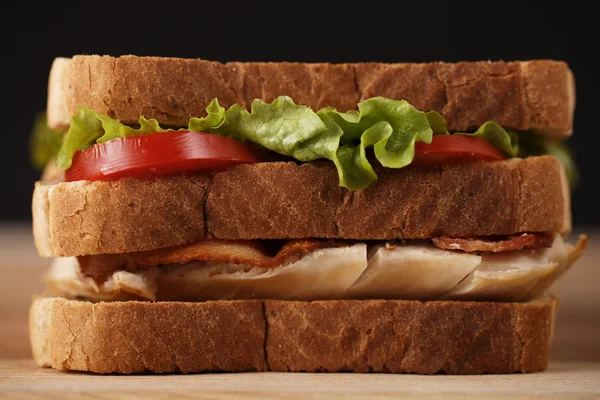Warstwę kurczaka club sandwich — Zdjęcie stockowe