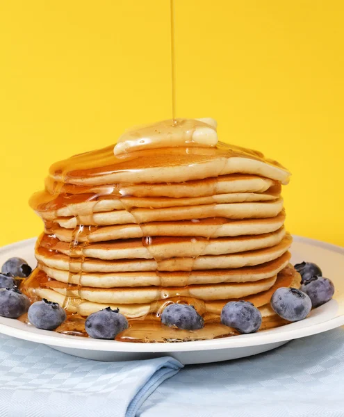 Melted butter with maple syrup on pancake — Stock Photo, Image