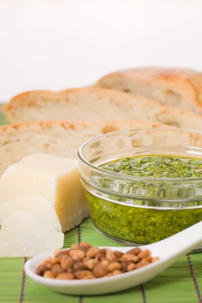Pesto, parmezan, orzeszki piniowe i chleb — Zdjęcie stockowe