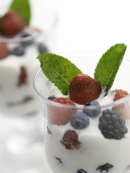 Yoghurt op wit — Stockfoto