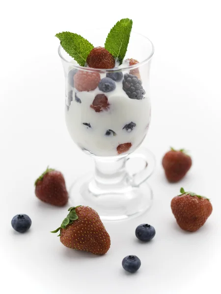 Йогурт и фрукты на белом — стоковое фото