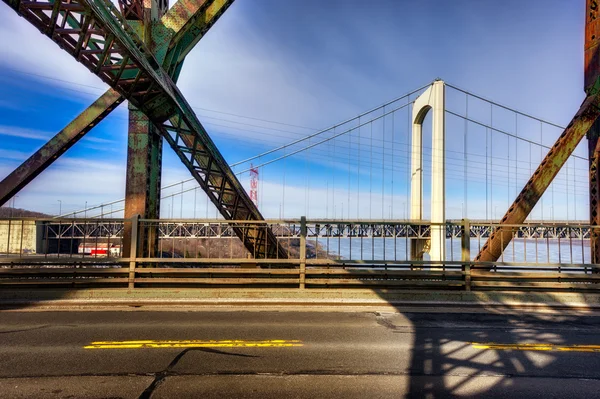 Oude en moderne brug weergave — Stockfoto