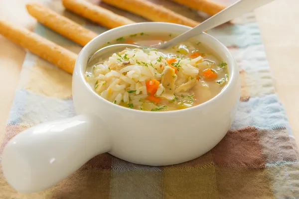 Курячий рисовий суп з хлібною паличкою — стокове фото