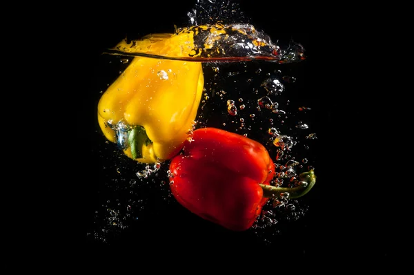 Paprika in Wasser Stockfoto