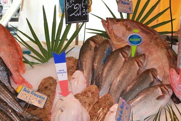 Fresh fish market marché aux poisson paris — Stockfoto