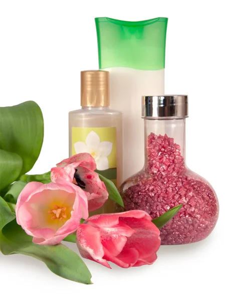 Badesalz, Shampoo und Körperwäsche mit Tulpen — Stockfoto