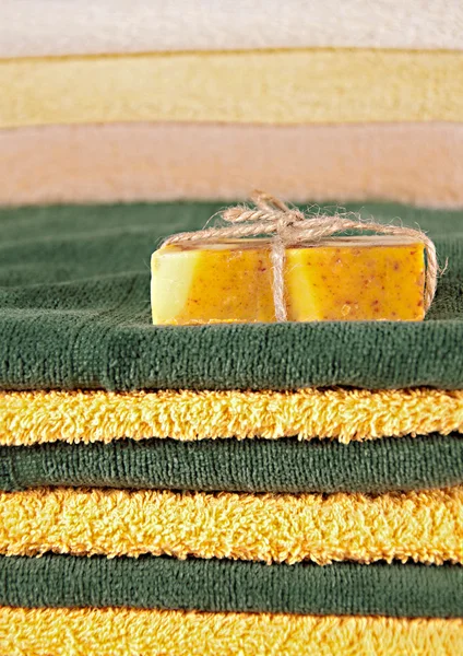 Handgemaakte zeep en handdoeken — Stockfoto