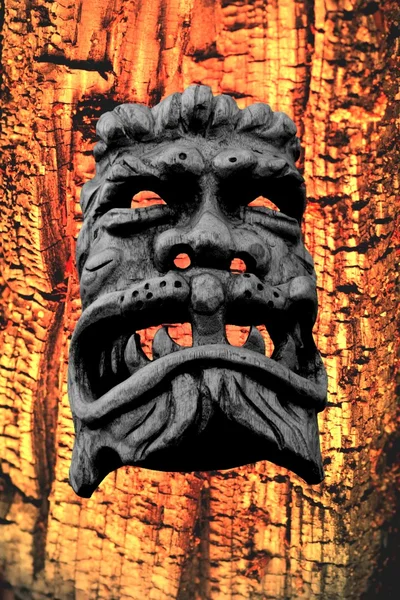 Dämonische Holzmaske — Stockfoto