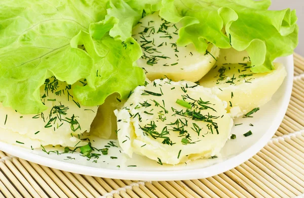 Зварену картоплю, нарізану і листя салату — стокове фото