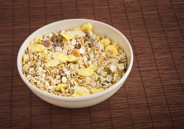 müsli bambu hasır üzerinde bir seramik tabak Makinası