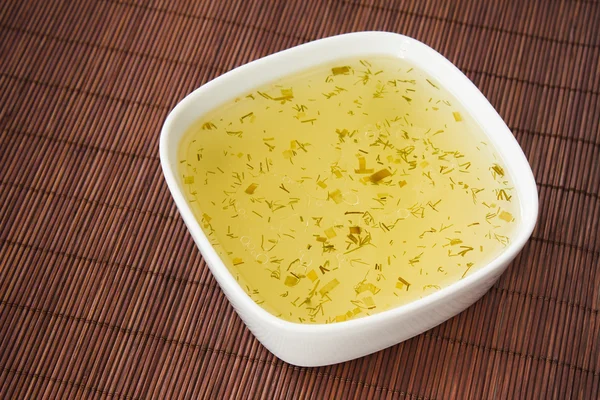 竹マットの上スライス ディルと新鮮なスープのホット皿 — ストック写真