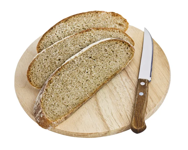 Нарезанный коричневый хлеб — стоковое фото