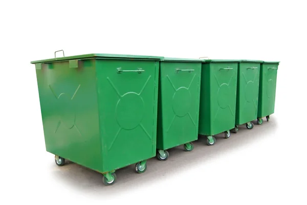 Contenitori di immondizia in metallo verde, isolati sul bianco — Foto Stock