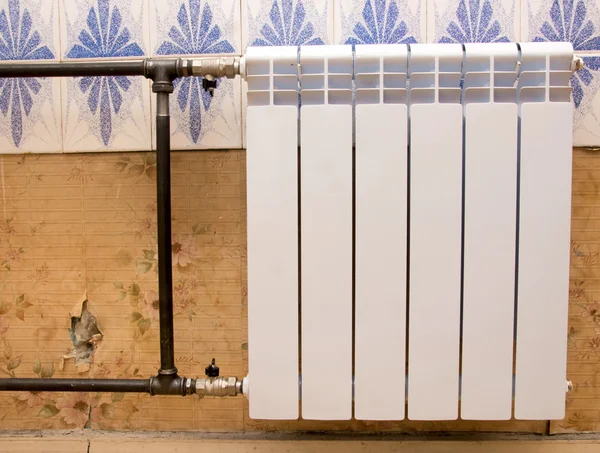 Foto reale d'installazione di un radiatore — Foto Stock