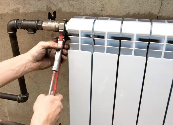 Skutečná fotografie instalace radiátoru — Stock fotografie