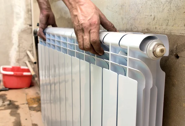 Skutečná fotografie instalace radiátoru — Stock fotografie