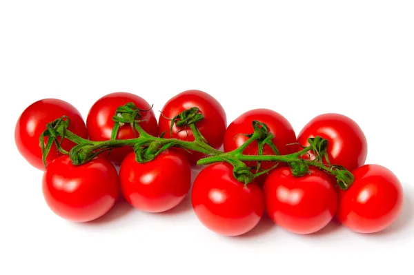 Tomates rojos en una caja de plástico oscuro, se aísla en el blanco —  Fotos de Stock