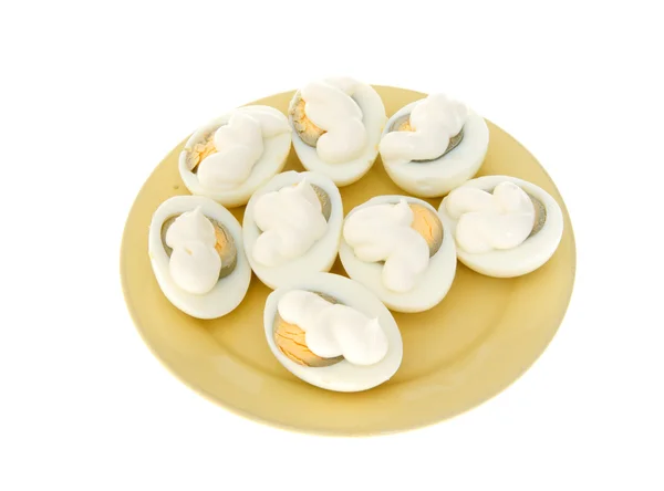Ovos abaixo da maionese em uma chapa amarela isolada — Fotografia de Stock