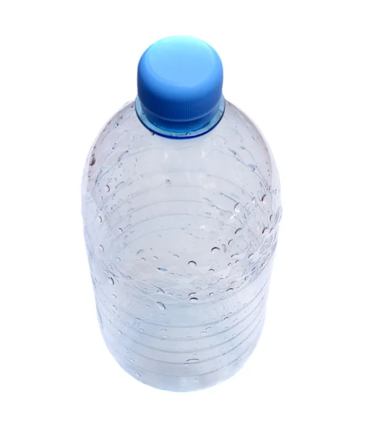 Garrafa de plástico com gotas de água em um fundo branco — Fotografia de Stock