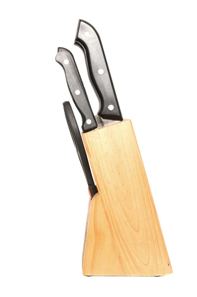 Ahşap destek üzerinde beyaz izole mutfak bıçakları — Stok fotoğraf