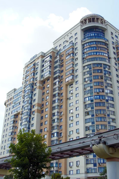 Edifício residencial alto — Fotografia de Stock