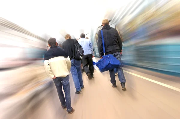 Yolcular metroya istasyonunda yürüyüş — Stok fotoğraf