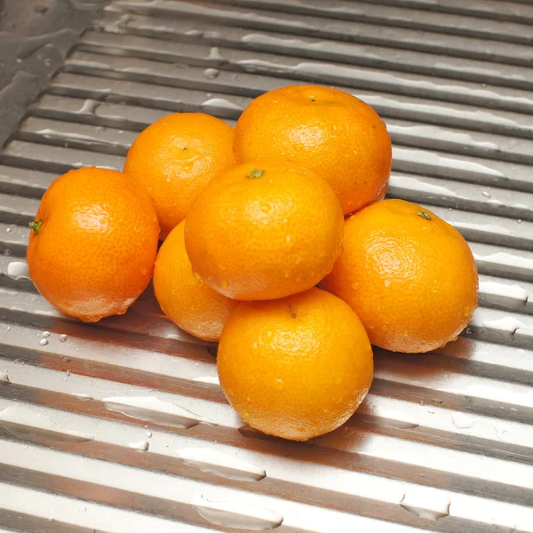 Tangerines on a metal kitchen surface — Stock Photo, Image