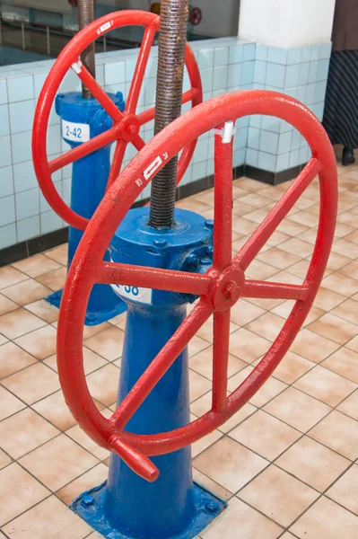 Старые колеса управления водопроводами — стоковое фото