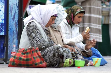 Kadınlar bir kaldırım üzerinde dilenci