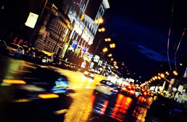 gece şehir boyunca hareketli araba