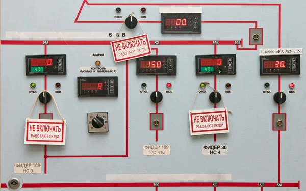 Painel de controle técnico com dispositivos elétricos — Fotografia de Stock
