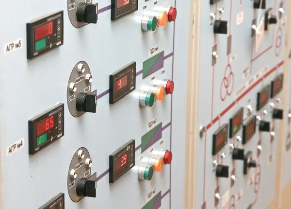 Painel de controle técnico com dispositivos elétricos — Fotografia de Stock