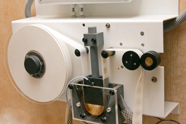 Das wissenschaftliche Schreibgerät mit einem Papierband — Stockfoto