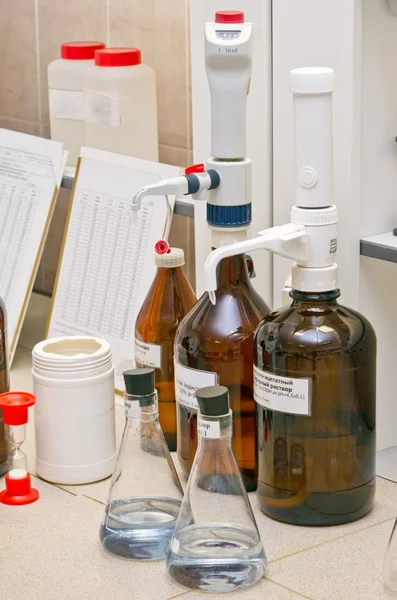 Vidro de produtos químicos de laboratório para experiências — Fotografia de Stock