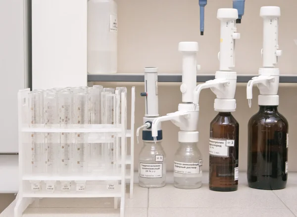 Vidro de produtos químicos de laboratório para experiências — Fotografia de Stock