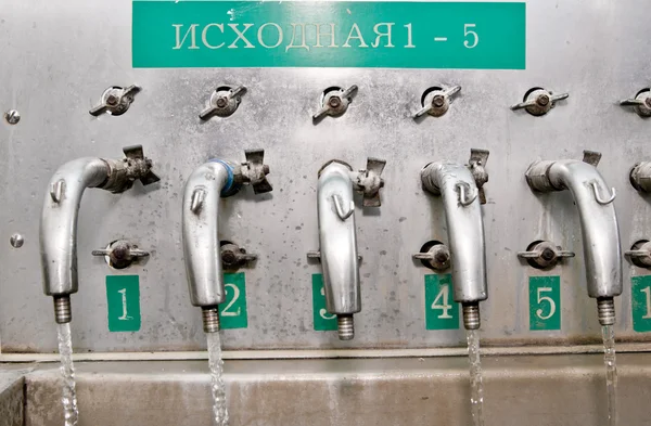 Ensaio de tubos metálicos para verificação química e biológica da água — Fotografia de Stock