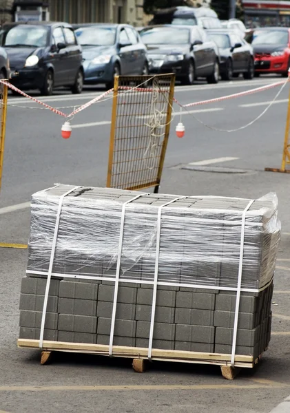 Η ξύλινη παλέτα με πλάκες τσιμέντου στον δρόμο — Φωτογραφία Αρχείου