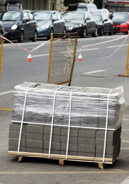 La plataforma de madera con placas de cemento en la carretera — Foto de Stock