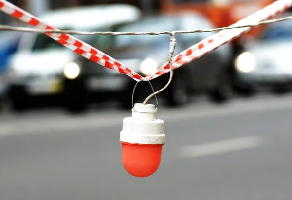 Защита дорожной ленты и красного сигнала — стоковое фото